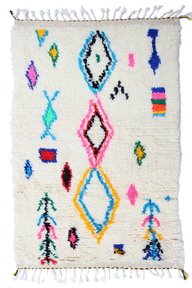 Tapis berbère aux motifs géométriques colorés sur fond crème, incorporant des teintes vives de bleu, rose et vert.