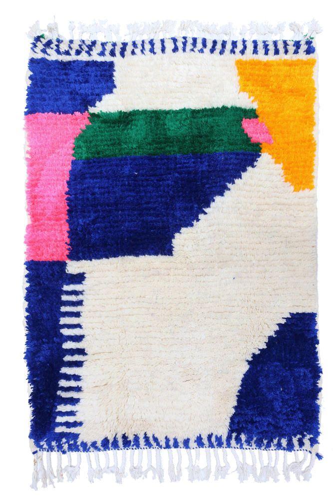 Tapis berbère moderne avec des motifs variés en jaune, vert, bleu et rose sur fond crème et bordures blanches.
