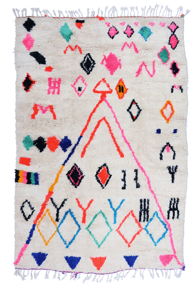 Tapis berbère aux couleurs vives, motifs géométriques et designs modernes sur fond crème.