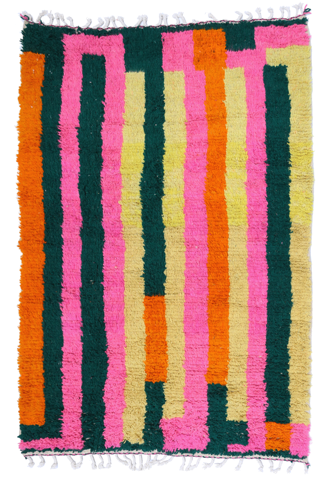 Tapis berbère aux couleurs vives, avec des rayures rose, verte, orange et jaune, incorporant des motifs géométriques.