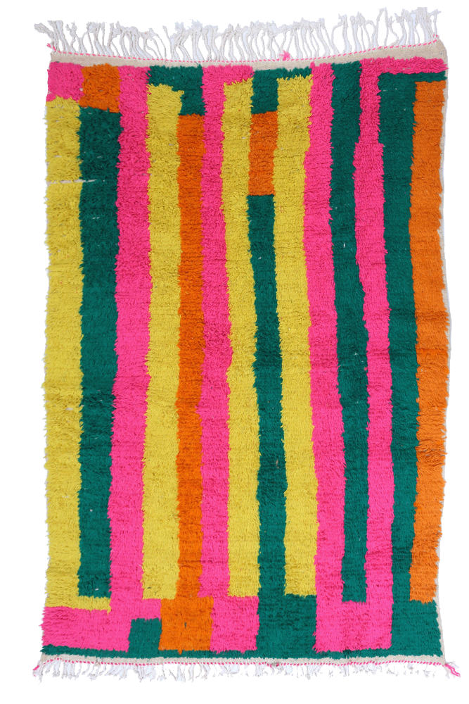 Tapis berbère coloré avec des motifs de rayures verticales en rose, vert, jaune et orange.