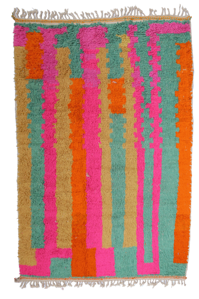 Tapis berbère au design contemporain avec des bandes aux couleurs vives comme le rose, l\'orange et le turquoise.