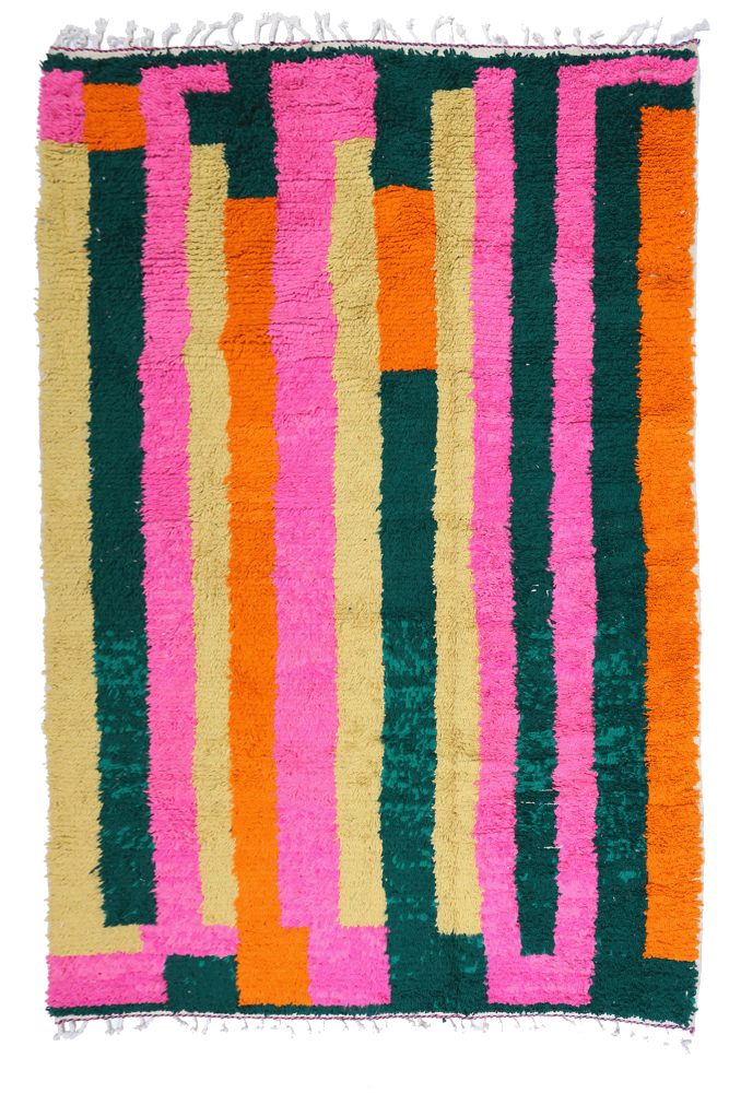 Tapis berbère aux motifs géométriques modernes, avec des teintes dominantes de rose, vert, orange et beige.