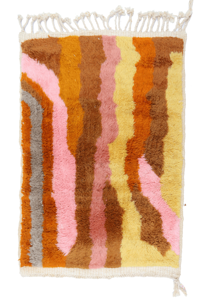 Tapis berbère aux motifs ondulés, couleurs vives comme le rose, jaune, marron et gris, apportant une touche moderne.