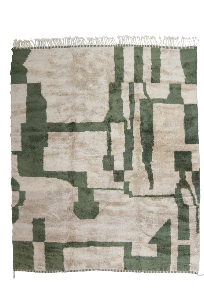 Tapis berbère au design moderne, aux teintes de beige et vert, avec des motifs géométriques abstraits.