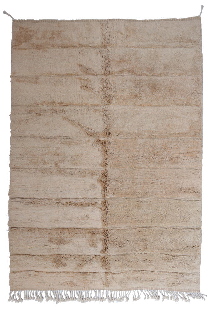Tapis berbère en laine beige à motifs linéaires doux, parfait pour apporter chaleur et élégance à votre intérieur.
