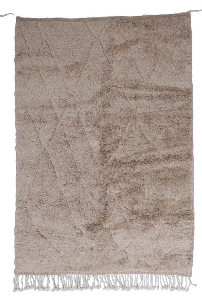Tapis berbère en ton beige, au design minimaliste avec des motifs discrets et une texture douce.