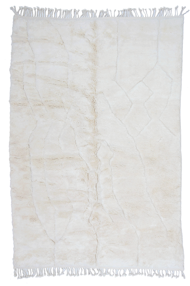 Tapis berbère en laine douce, style minimaliste, couleurs crème et motifs géométriques discrets.