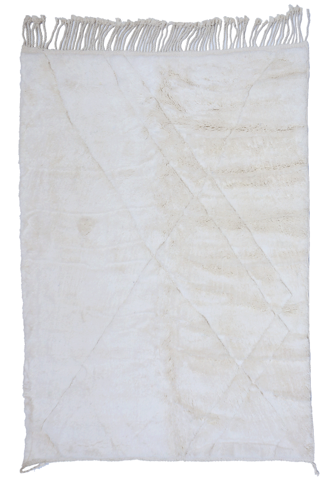 Tapis berbère blanc au design minimaliste, avec des motifs géométriques subtils et une texture douce.