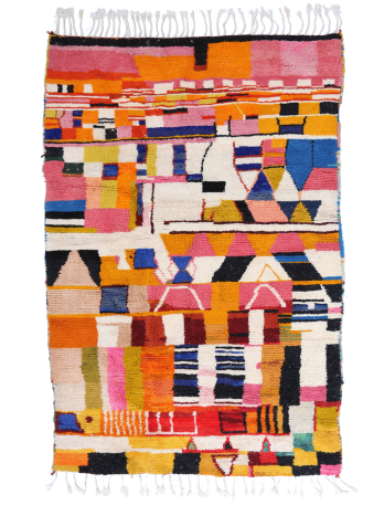 Tapis berb&egrave;re color&eacute; avec des motifs g&eacute;om&eacute;triques vifs en rose, bleu, jaune et noir, cr&eacute;ant une ambiance chaleureuse et moderne.
