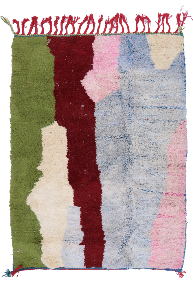 Tapis berbère aux couleurs vives avec motifs abstraits en vert, rouge, rose et bleu créant une atmosphère moderne et chaleureuse