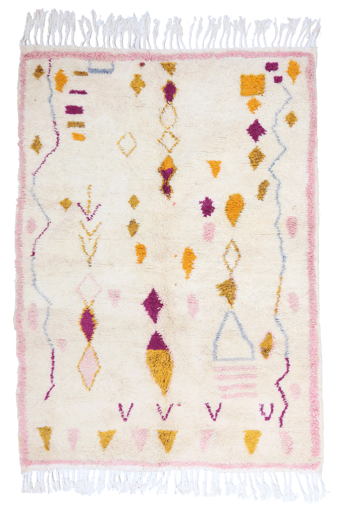 Tapis berbère aux motifs géométriques colorés avec des teintes de jaune, rose et violet sur fond crème.