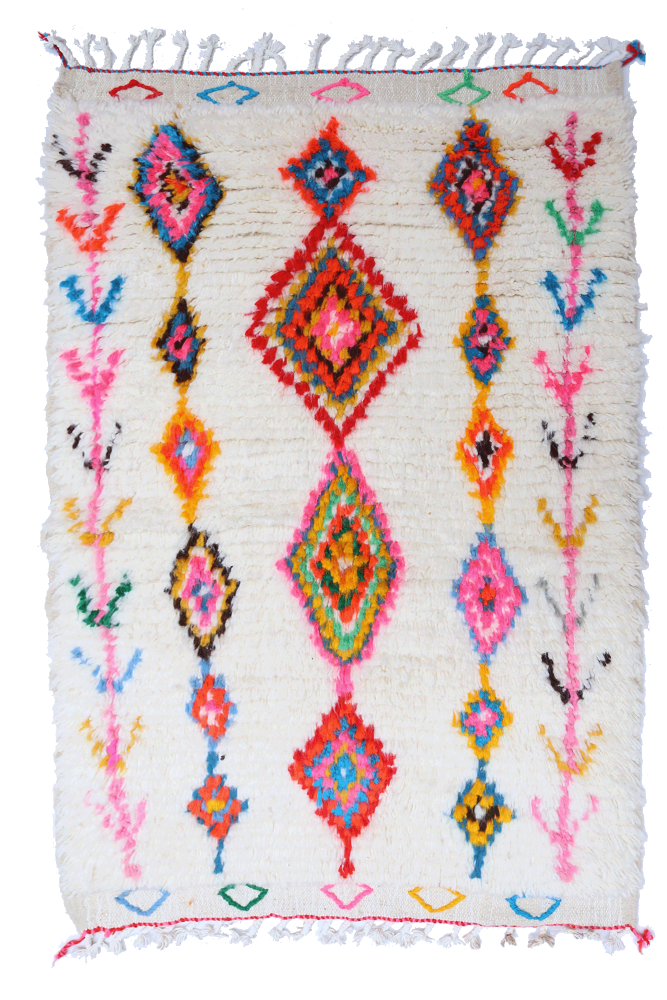 Tapis berbère en laine, motifs géométriques colorés sur fond crème, dominé par des teintes vives de rose, orange et bleu.