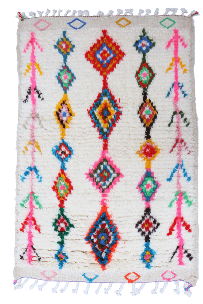 Tapis berbère en laine, style géométrique, couleurs vives comme le rouge, le bleu et le vert, motifs de losanges colorés.