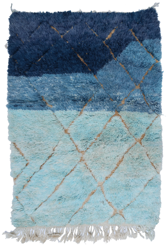 Tapis berbère aux nuances de bleu et motifs losanges, offrant une atmosphère apaisante et moderne.