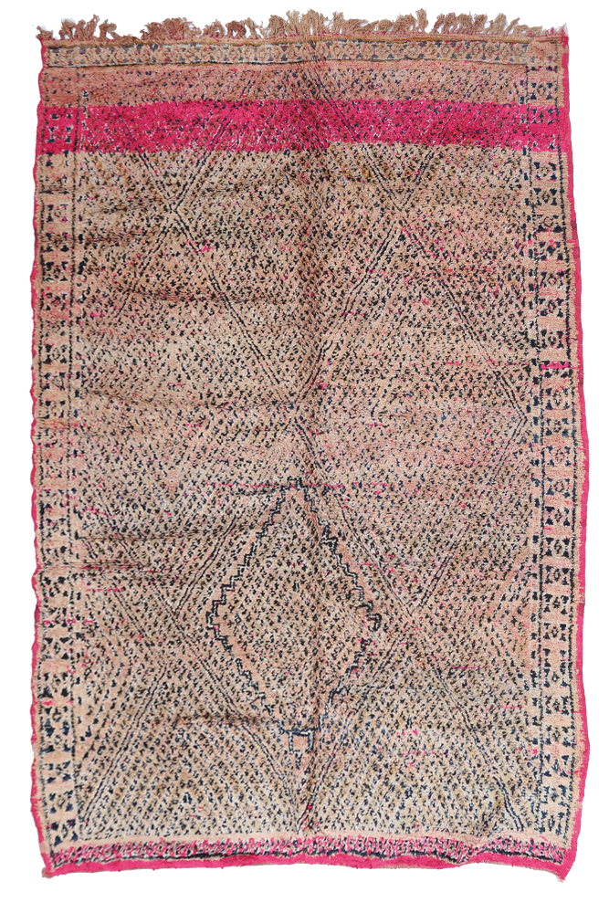 Tapis berbère aux motifs géométriques, dominé par des tons beiges et roses, parfait pour une décoration chaleureuse.