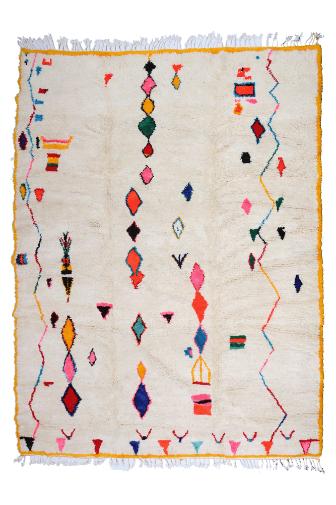 Tapis berbère en laine, aux motifs géométriques colorés dans des tons vifs sur un fond crémeux.