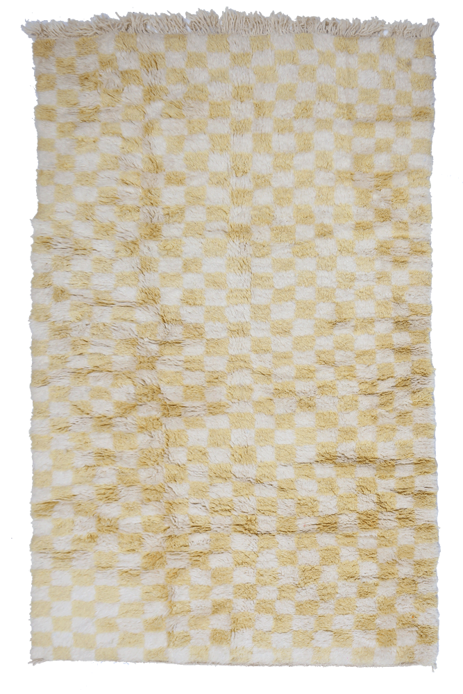 Tapis berbère à motifs de damier beige et crème, alliant élégance et confort pour un intérieur chaleureux.