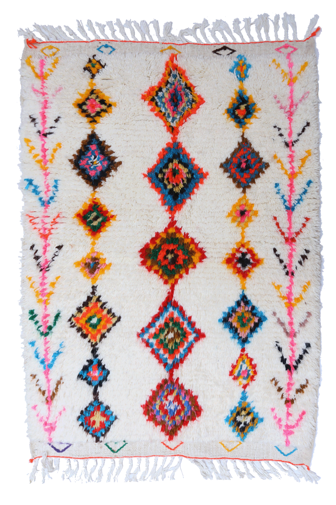 Tapis berbère aux motifs géométriques colorés sur fond crème, avec des tons vifs comme le rouge, le bleu et le jaune.