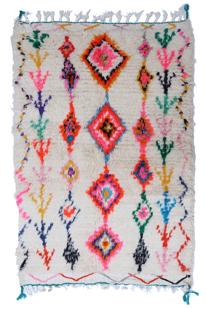 Tapis berbère coloré avec des motifs géométriques vifs sur fond beige, mélange de rose, orange, bleu et noir.