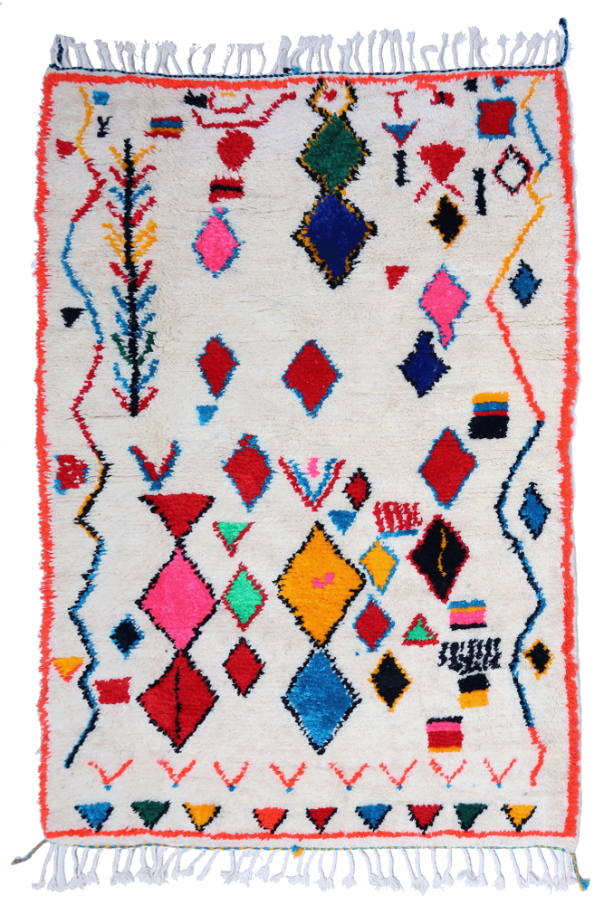 Tapis berbère aux couleurs vives avec des motifs géométriques et des ornements floraux sur fond crème.