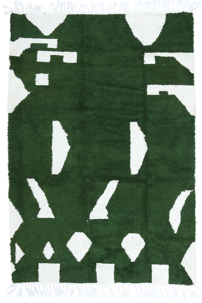 Tapis berbère avec des motifs géométriques en vert et blanc, ajoutant une touche moderne et décorative à votre intérieur.