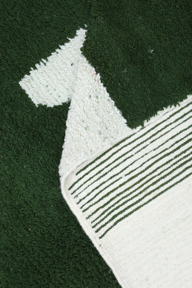 Tapis berbère en vert profond et blanc, avec des rayures élégantes et un motif géométrique subtil.