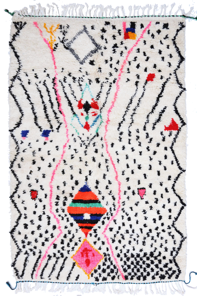 Tapis berbère en laine naturelle, aux motifs géométriques colorés et aux teintes de blanc, noir, rose et bleu.