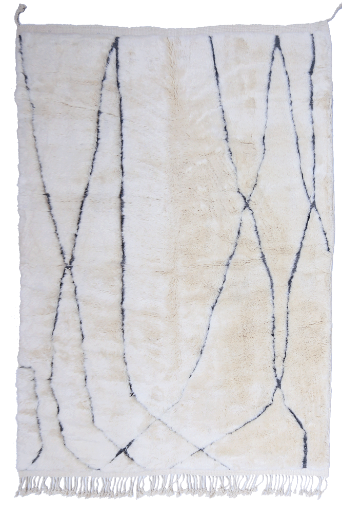 Tapis berbère au design moderne avec des couleurs crème et des motifs géométriques noirs élégants.