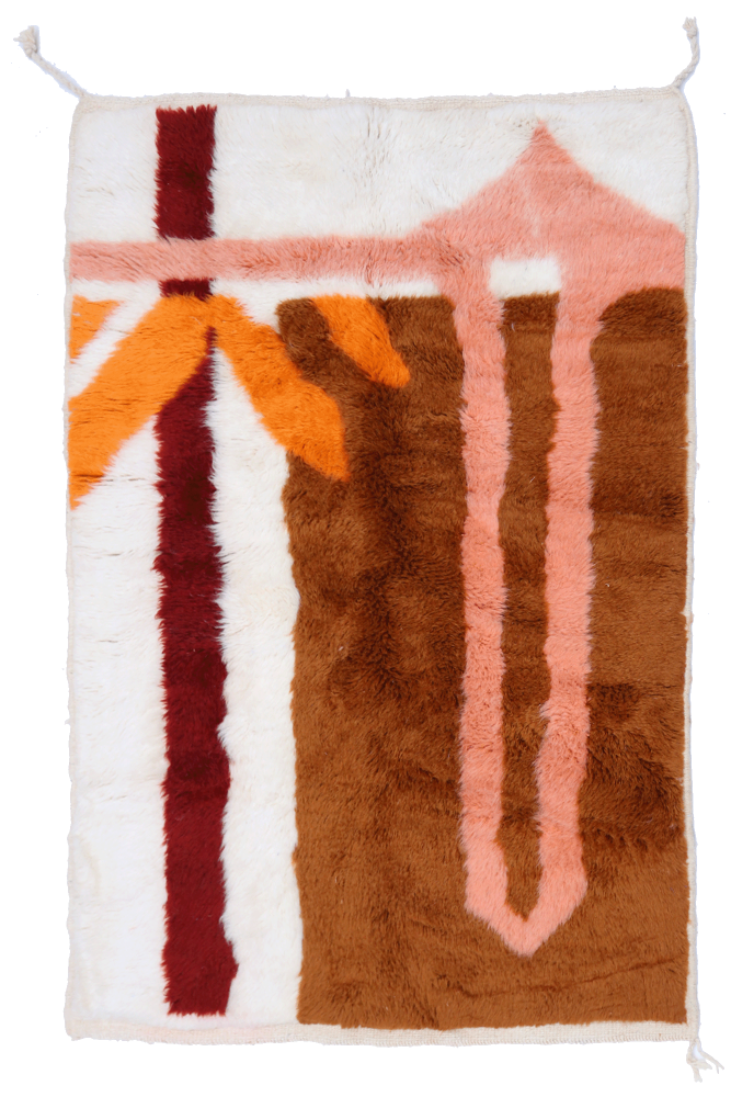 Tapis berbère aux motifs géométriques, couleurs chaudes de brun, rose, orange et touches de rouge sur fond crème.