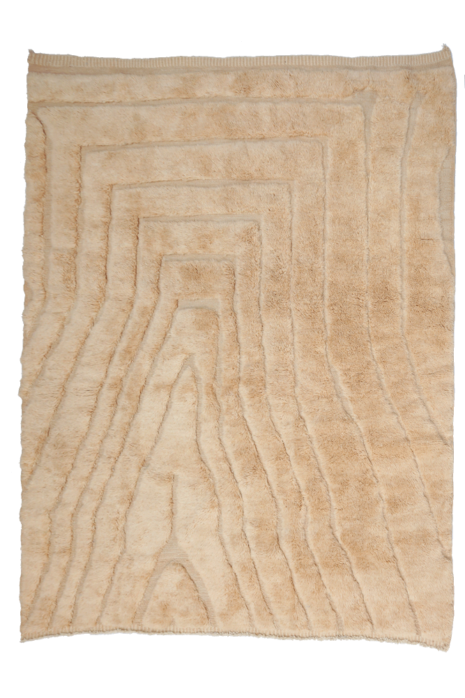 Tapis berbère beige aux motifs géométriques en relief, apportant une touche chaleureuse et contemporaine à votre intérieur.