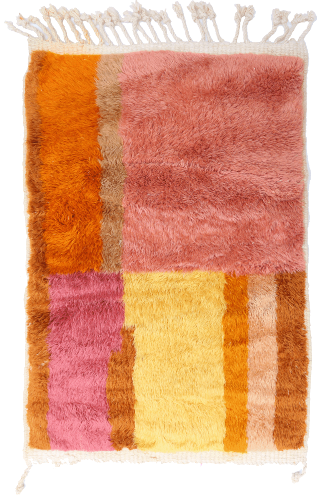 Tapis berbère coloré avec des motifs géométriques en rose, orange et jaune, ajoutant une touche chaleureuse et moderne.