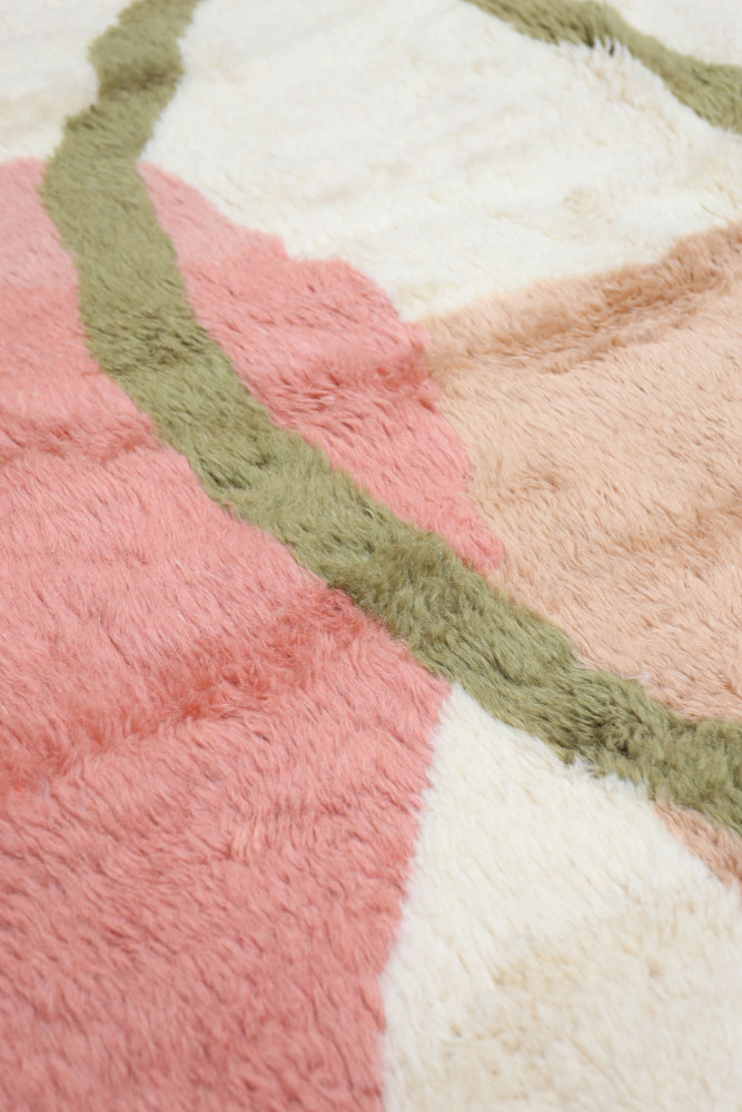 Tapis berbère au design contemporain avec des couleurs douces comme le rose, le crème et le vert et des motifs ondulés.