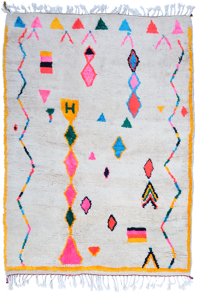 Tapis berbère aux couleurs vives avec des motifs géométriques et abstraits sur un fond clair.