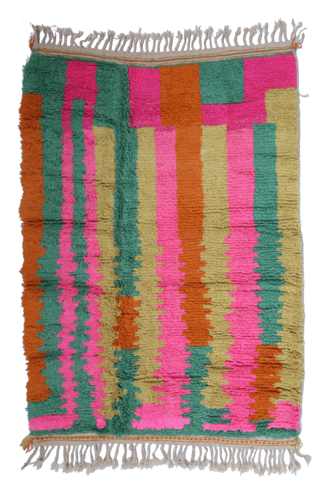Tapis berbère aux motifs géométriques colorés, dominé par des teintes de rose, vert et orange, apportant une touche moderne.