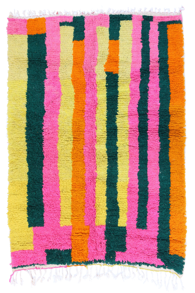 Tapis berbère coloré avec des motifs géométriques en rose, jaune, vert et orange, ajoutant une touche moderne et vibrante.