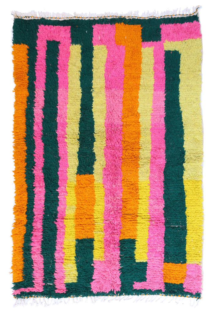 Tapis berbère coloré avec des motifs rectangulaires rose, jaune, vert et orange sur un fond crème.