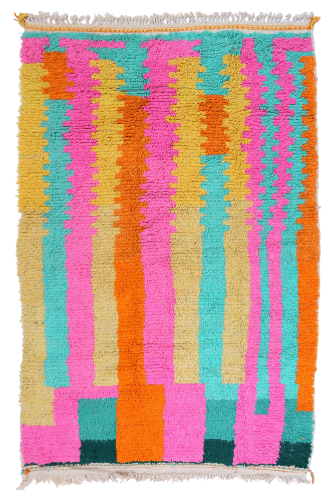 Tapis berbère aux motifs géométriques éclatants, dominé par des couleurs vives telles que le rose, le turquoise et l\'orange.