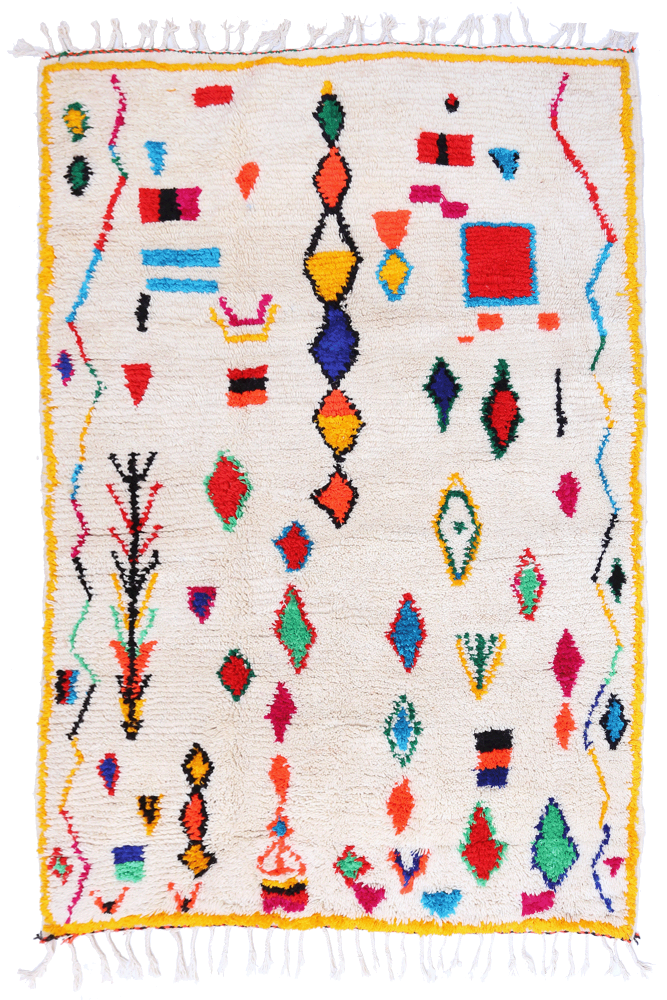 Tapis berbère coloré avec des motifs géométriques vibrants sur un fond blanc, ajoutant une touche artistique à votre intérieur.