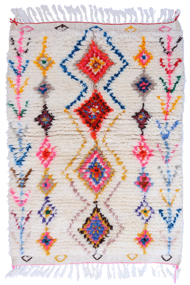 Tapis berbère coloré avec des motifs géométriques en rose, bleu, rouge sur un fond crème et des franges délicates.