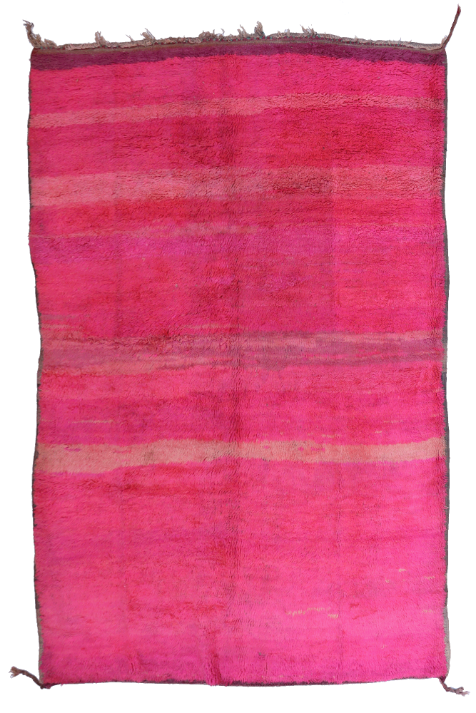 Tapis berbère aux teintes roses vives avec des motifs de bandes subtiles, ajoutant une touche moderne et chaleureuse.