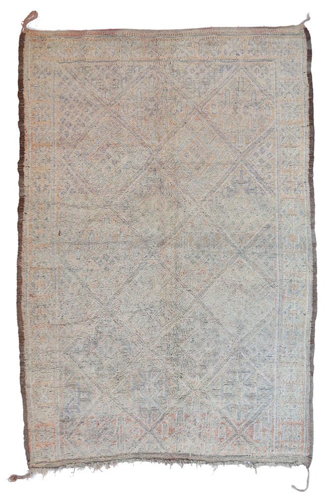 Tapis berbère aux motifs géométriques subtils, dominé par des teintes douces de beige et de gris.