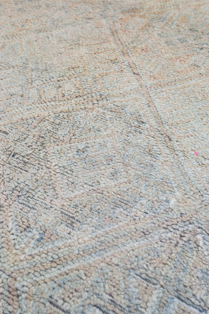 Tapis berbère beige aux motifs géométriques délicats et abstraits, apportant élégance et raffinement à tout intérieur.