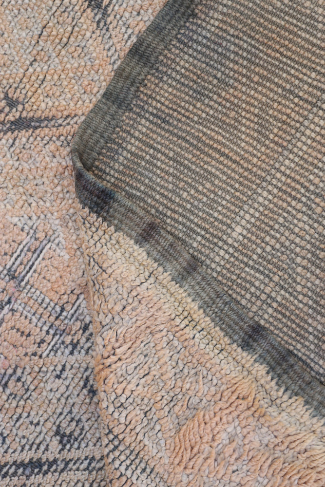 Tapis berbère aux motifs géométriques, couleurs pastel, combinant textures douces et designs modernes.