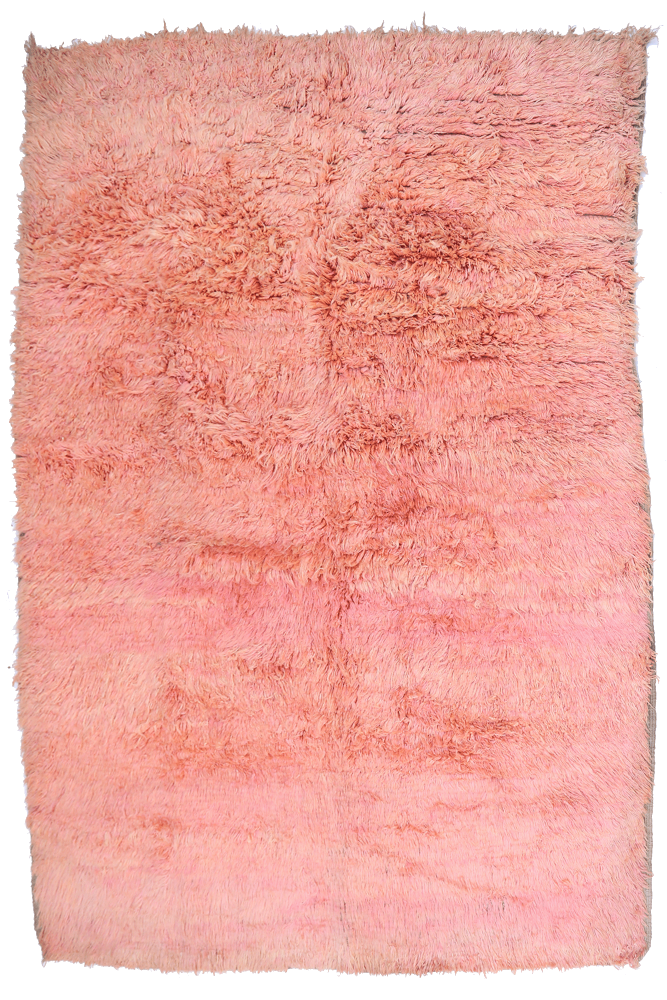 Tapis berbère rose doux avec des textures moelleuses et un design minimaliste, parfait pour une décoration moderne.
