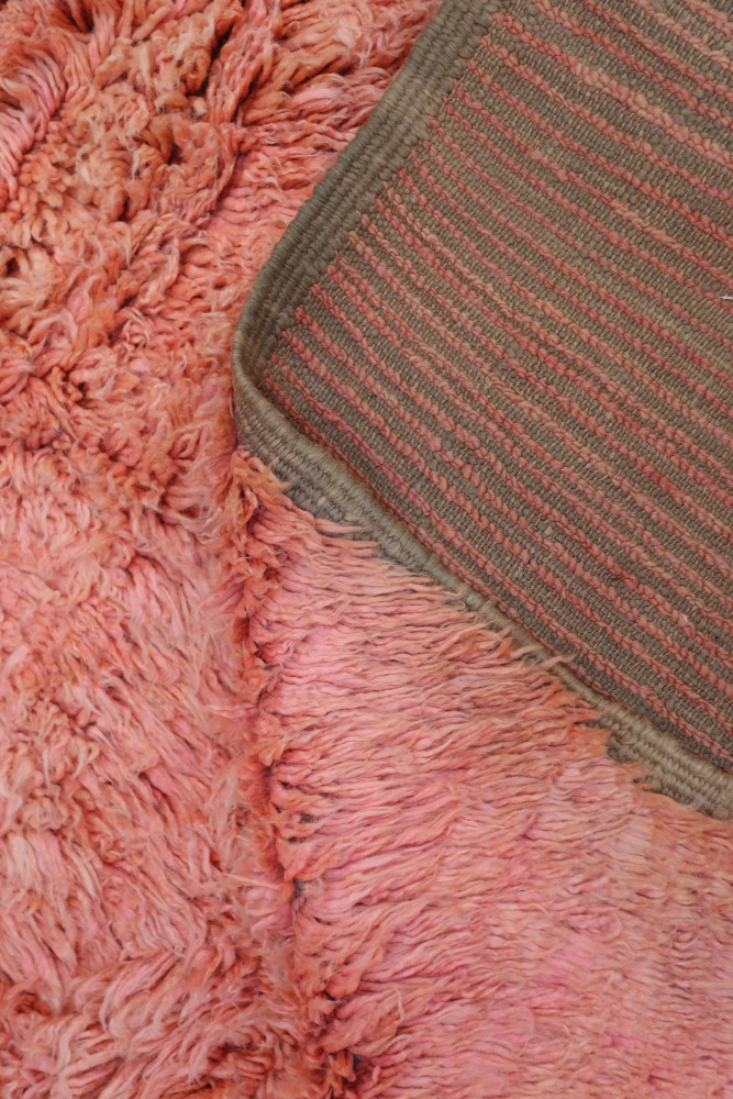 Tapis berbère rose et beige, avec des motifs doux et texturés, offrant une élégance chaleureuse et moderne.