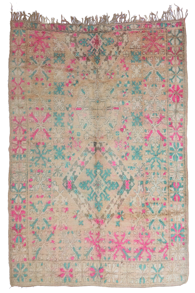 Tapis berbère aux motifs floraux en bleu et rose sur un fond crème, apportant une touche artisanale et colorée.