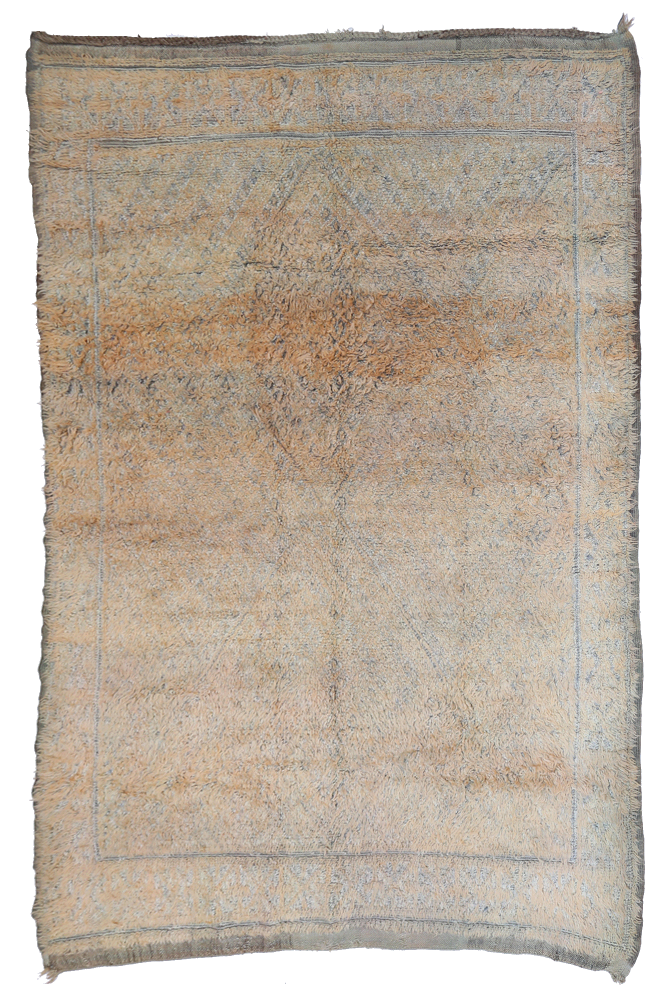 Tapis berbère aux teintes douces de beige et bleu, avec des motifs géométriques subtils et un design intemporel.