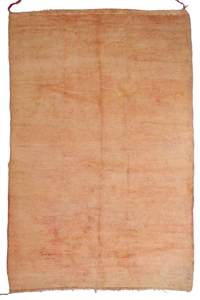 Tapis berbère aux teintes douces de pêche et de rose, au design élégant et minimaliste.