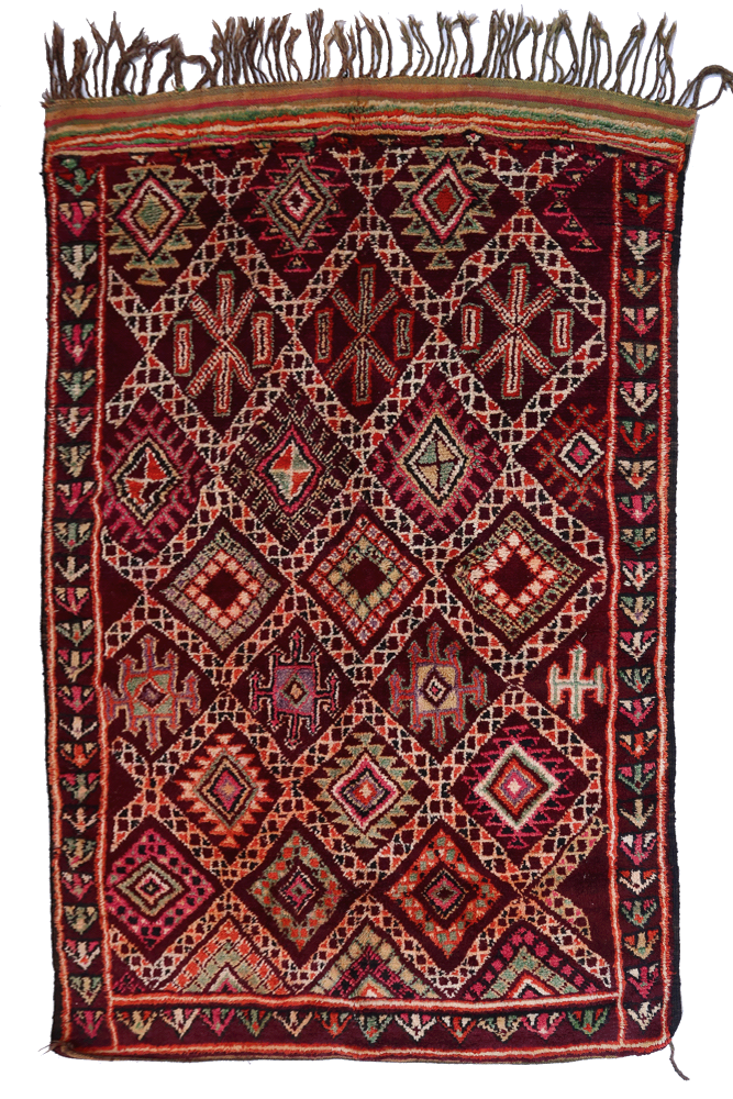 Tapis berbère rouge vif avec des motifs géométriques colorés et des touches de vert, crème et marron.